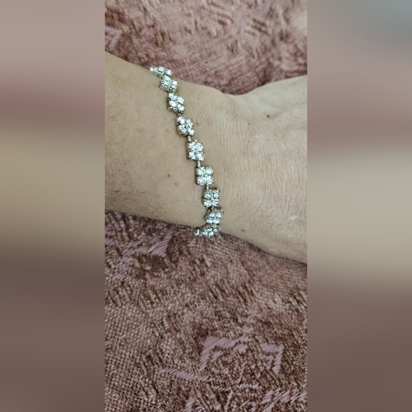 🌟Elegant  Silver Bracelet With Sparkling Princess Cut Crystal Rhinestones🌟 - Picture 9 of 11